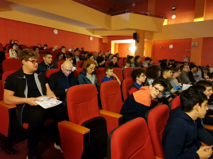 Cei mai buni elevi informaticieni se întrec la Slatina FOTO: A.M.