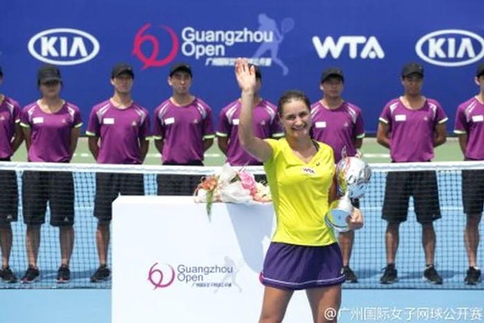 Monica Niculescu cu trofeul cucerit la Guangzhou