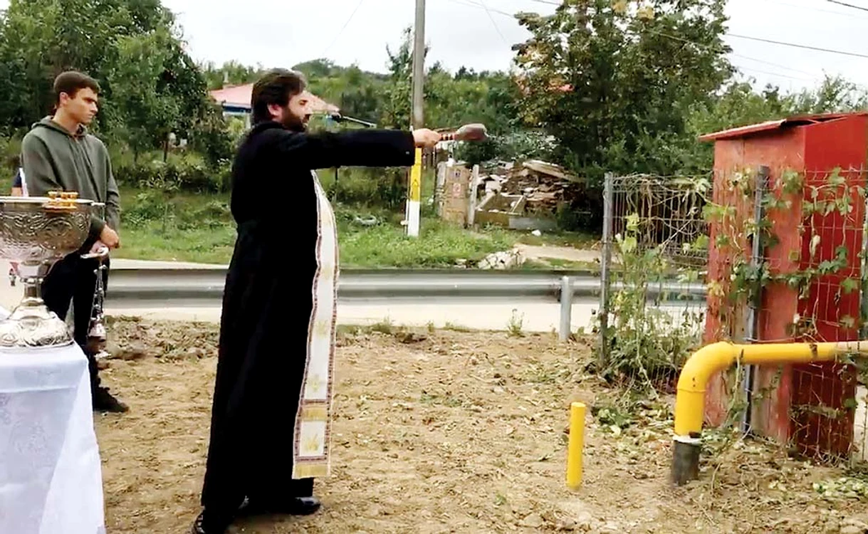 
    Părintele din Tomeşti, în timpul slujbei de sfinţireFoto: Capturi video / BZI Live  