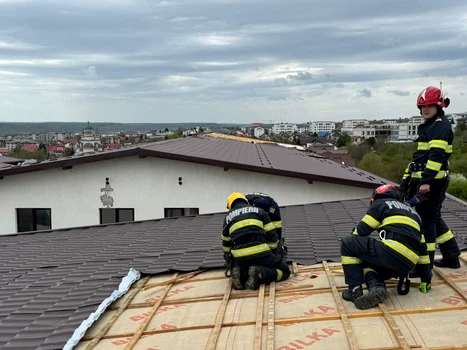 acoperis luat de vânt 01 ISU Iasi jpg