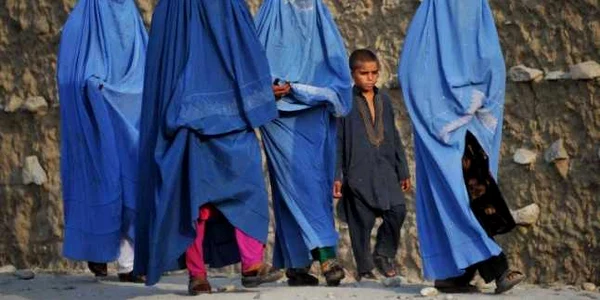 Femei afgane purtând burqa tradiţională