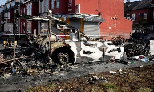 cine este romanul arestat pentru incendierea autobuzului din timpul violentelor din leeds 913655 webp