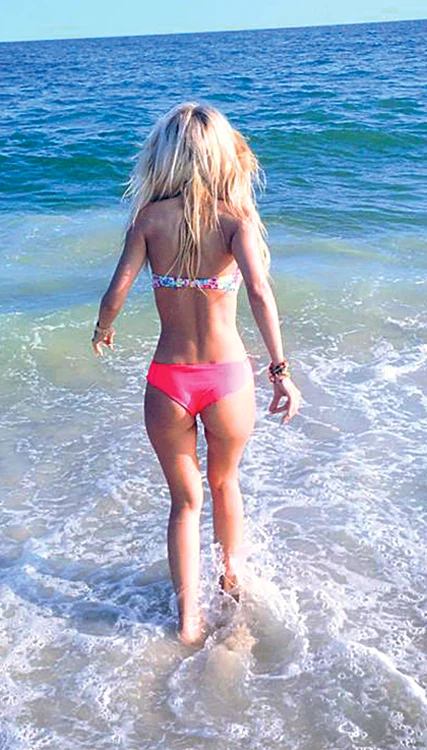 Slipii tanga îi pun în evidenţă fundul bombat