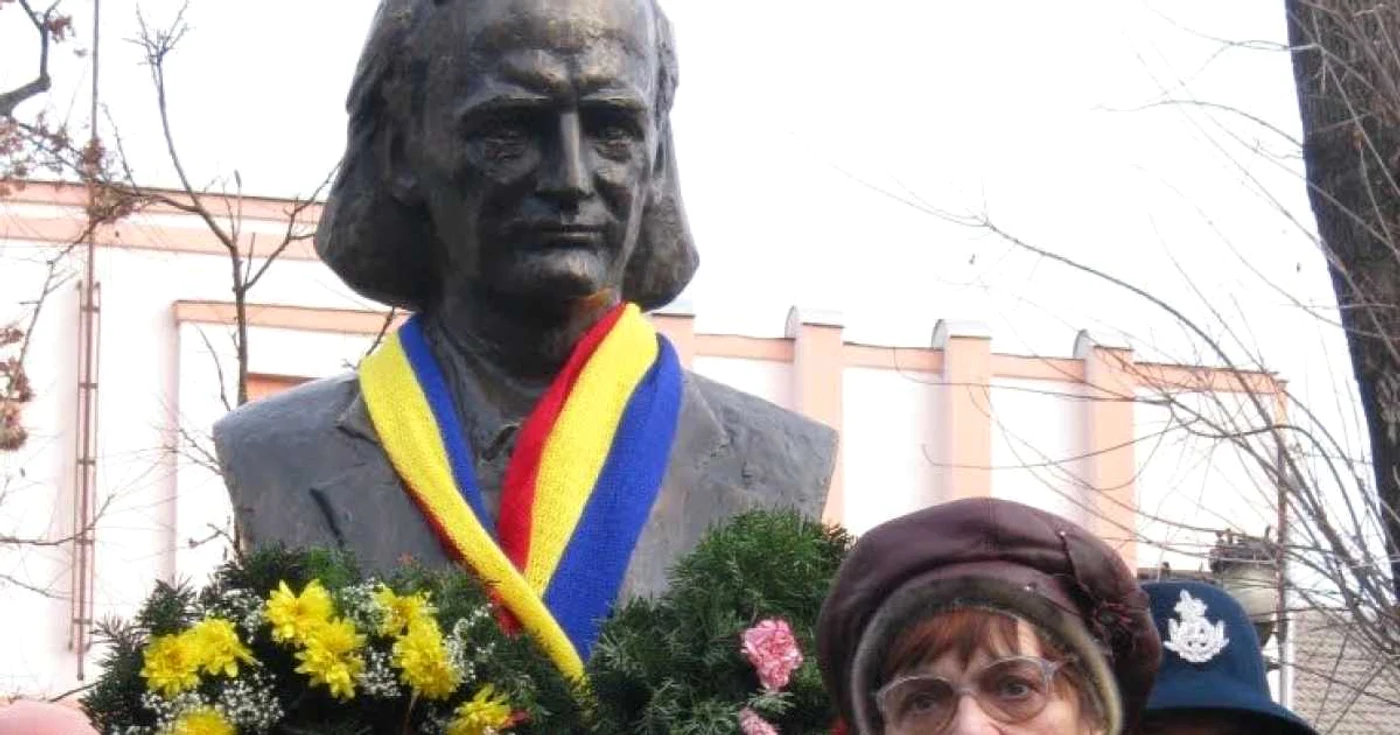 Raisa Vieru lângă bustul poetului