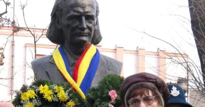 Raisa Vieru lângă bustul poetului