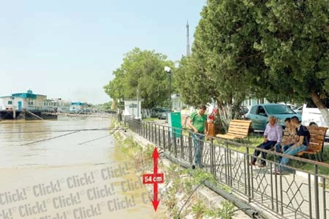 
    Fluviul mai are  puţin până  ajunge pe faleză (FOTOGRAFII: ROBERTO SĂLCEANU)  