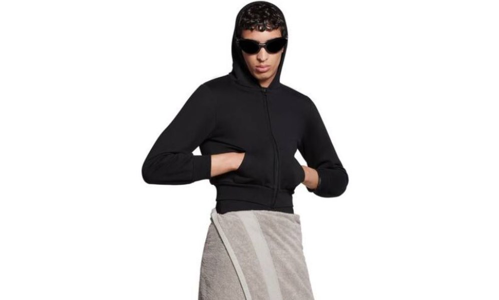 Balenciaga a creat o fustă-prosop. Prețul exorbitant cu care se vinde articolul vestimentar atipic 