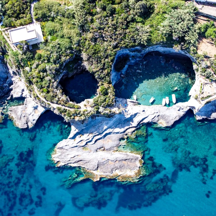 Pe un litoral sufocat de cluburi și hoteluri, plajele complet naturale sunt adevărate paradisuri