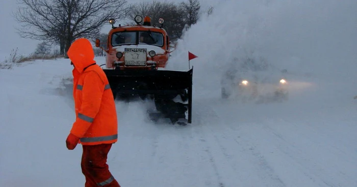 Drumarii au cerut restricţionarea traficului ca să poată acţiona pe drumurile din judeţ: foto Adevărul