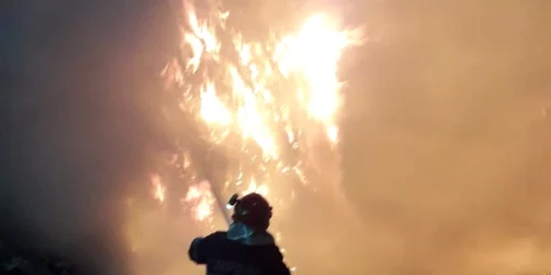 Incendiu puternic în Râmnicu Vâlcea la staţia de sortare a gunoiului de la Stolniceni Foto ISU Vâlcea