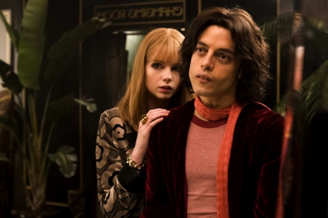 Rami şi Lucy, intepretând rolul lui Freddie Mercury şi al iubitei sale, Mary 