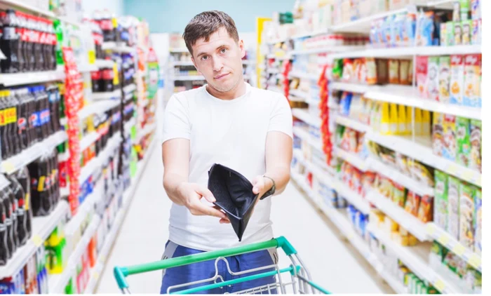 Românii își schimbă obiceiurile de cumpărare din cauza prețurilor mari. Foto: Shutterstock