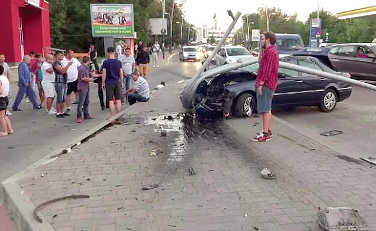 Bolidul a urcat pe trotuar şi, după ce a ucis femeia, a ricoşat într-un stâlpFotografii: zdbc.ro