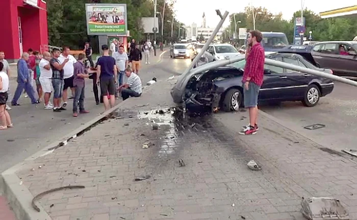 
    Bolidul a urcat pe trotuar  şi, după ce a ucis femeia,  a ricoşat într-un stâlpFotografii: zdbc.ro  