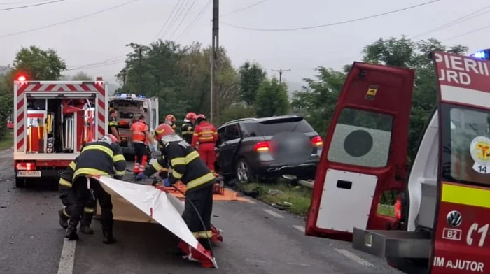 Conducătorul autoturismului a rămas încarcerat și a fost ulterior declarat decedat. FOTO: ISU Bihor
