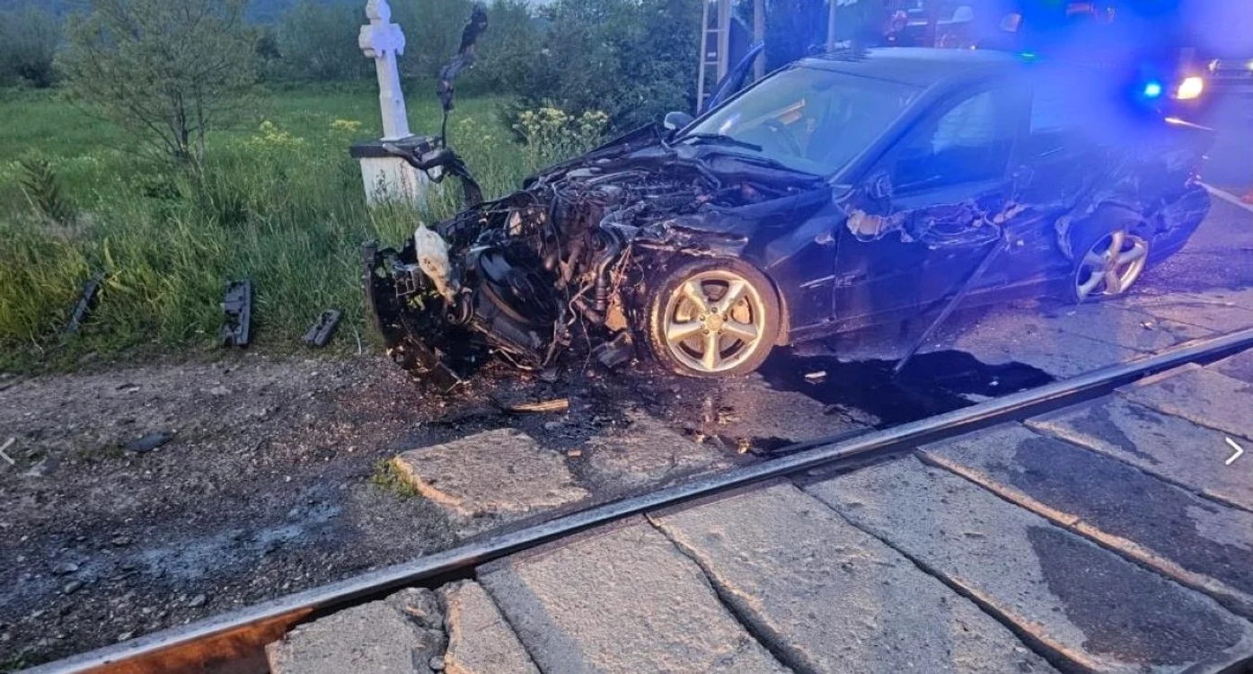 Şoferiţa a rămas încarcerată între fiarele contorsionate. FOTO: BotoşaniNews