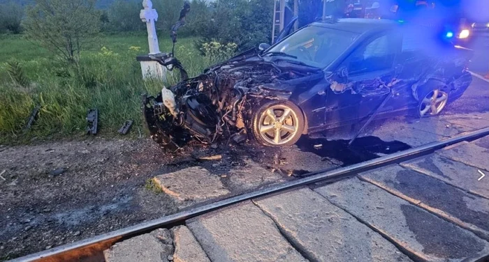 Mașină lovită de un tren de călători, la o trecere fără barieră. O femeie a ajuns la spital, iar un copil de 11 ani a făcut atac de panică