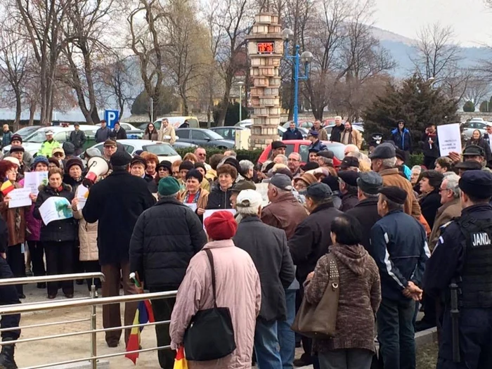 Protest in fata Primariei Orsova FOTO Facebook Sorin Lolea