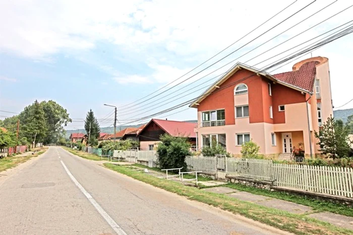 Reporterii Click! au luat pulsul în satul unde a copilărit fostul soţ al Elenei Băsescu