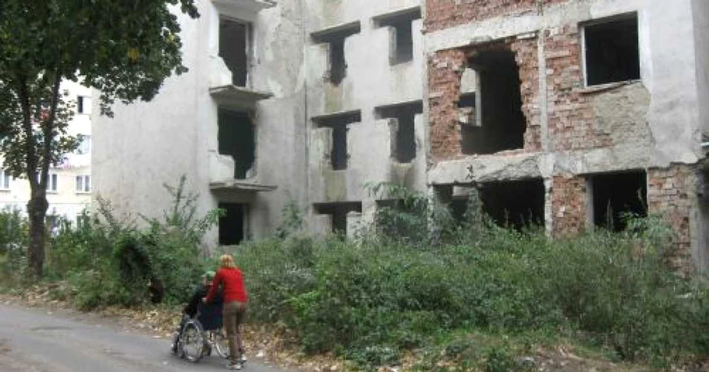 Blocul D2 de pe Aleea Tiparului a rămas la fel de insalubru şi după evacuarea locatarilor