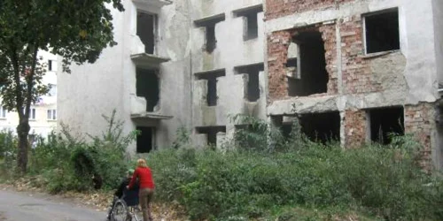 Blocul D2 de pe Aleea Tiparului a rămas la fel de insalubru şi după evacuarea locatarilor