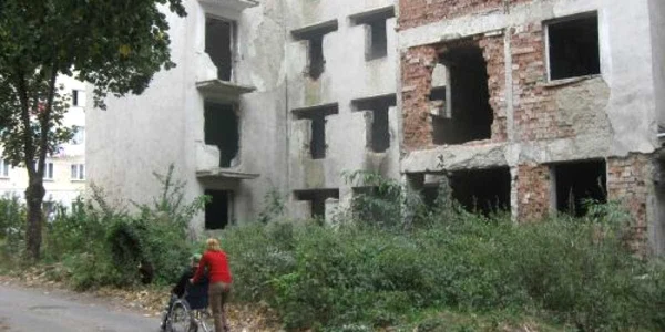 Blocul D2 de pe Aleea Tiparului a rămas la fel de insalubru şi după evacuarea locatarilor