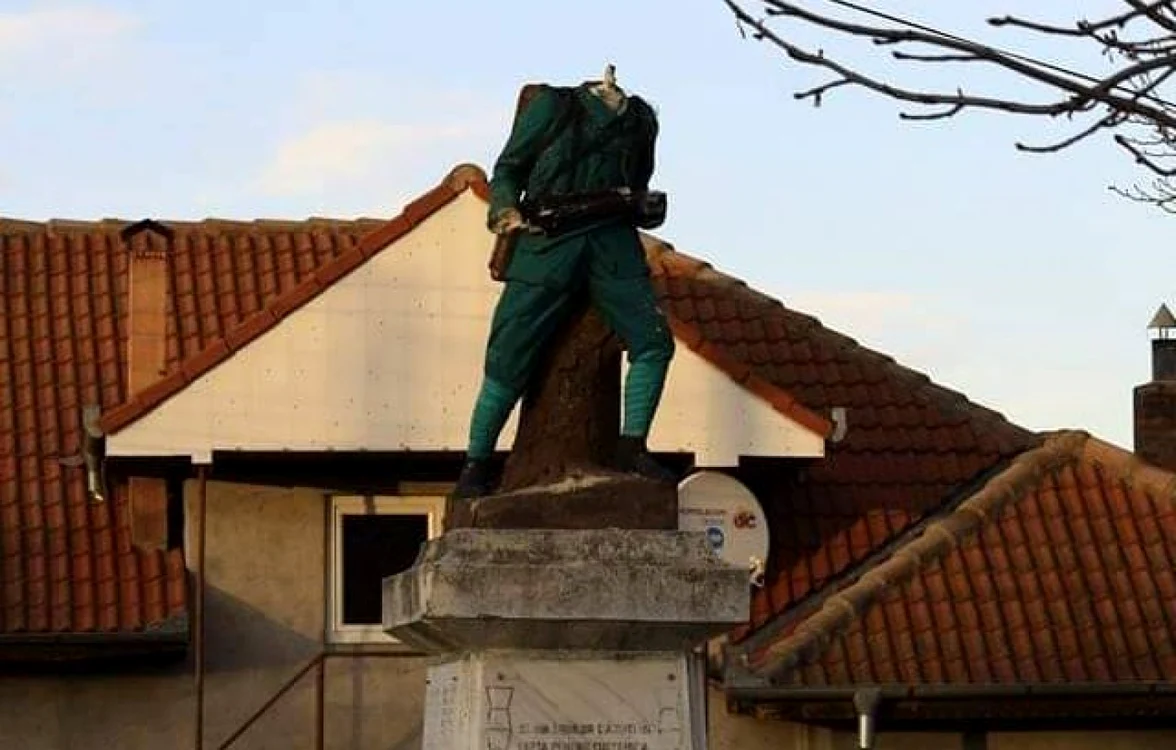 Statuia "decapitată" din Terpeziţa, Dolj FOTO Ana Popescu