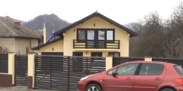 Casa poliţistei care a rămas fără pistolul furat de acasă în timp ce era la serviciu Foto captură video