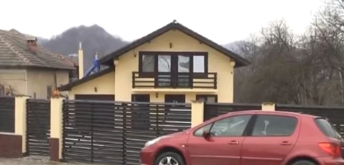 Casa poliţistei din care au dispărut un pistol, muniţia aferentă şi mai multe bijuterii, din Pietrari - Vâlcea, Foto: captură video