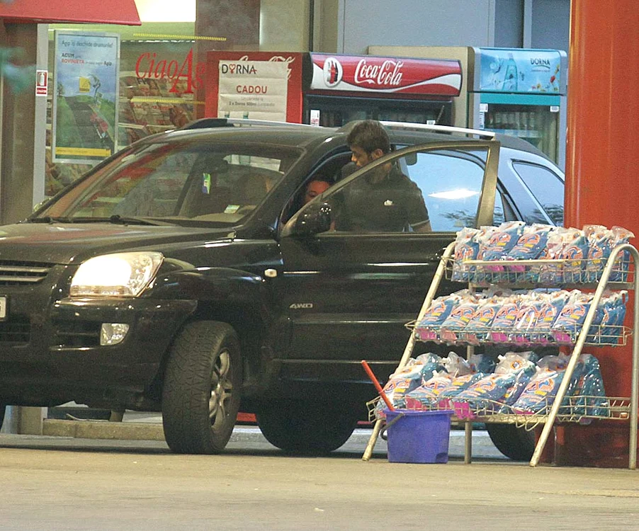Cei doi au oprit la o benzinărie pentru cumpărături