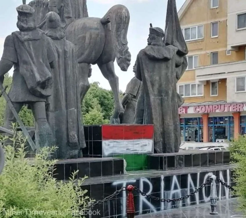 Steagul Ungariei a fost desenat pe grupul statuar. FOTO: Mesagerul de Covasna