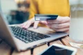 cumparaturi-online-card-laptop