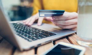 cumparaturi-online-card-laptop