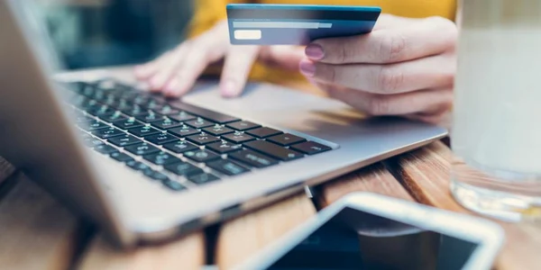 cumparaturi-online-card-laptop