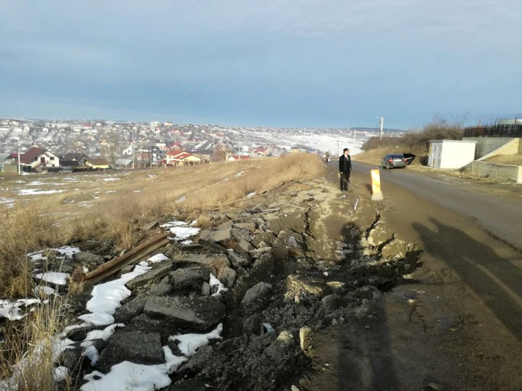 Drum distrus de aluncări de teren FOTO Consiliul Judeţean Iaşi