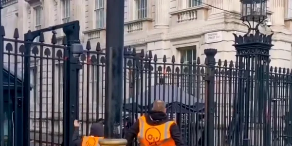 Activişti din gruparea Just Stop Oil încearcă să intre în Downing Street, la reşedinţa premierului britanic Foto: captură video