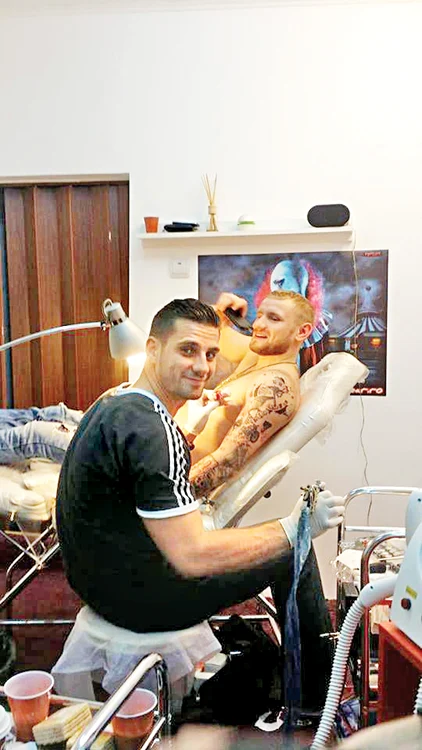 Andrei îşi tatuează deocamdată prietenii