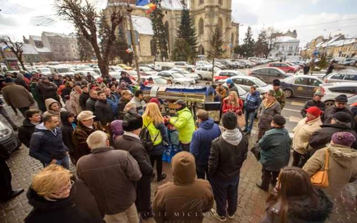 Numeroşi clujeni au venit să îşi arate solidaritatea cu Robi. FOTOGRAFII / Iosif Miclaus Photographer