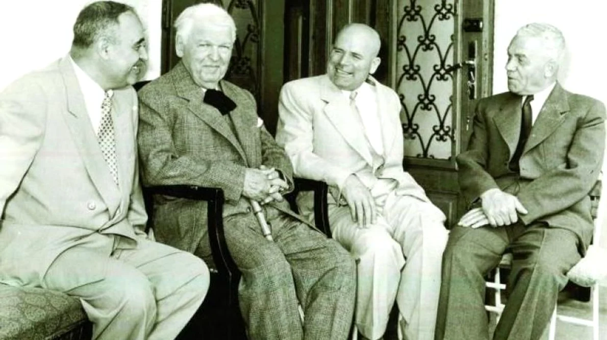 Apostolii lui Stalin Ce a vrut să spună autorul Mihail Sadoveanu despre comunism? Biografia incomodă a „Ceahlăului oportunismului“ jpeg