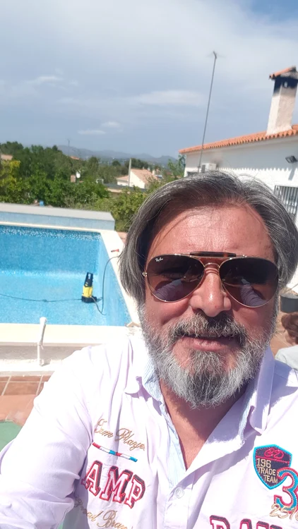 Cornel Galeș a devenit de nerecunoscut