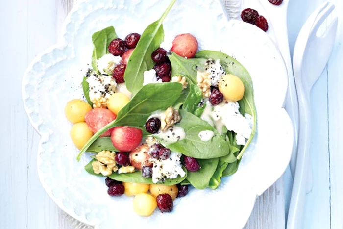 Salata cu spanac, pepene, nuci şi merişoare este preferata ei (Fotografii: Dorin Constanda)