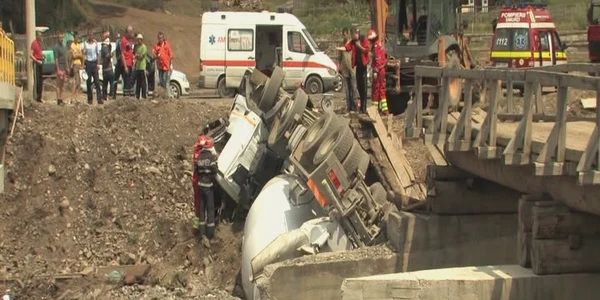 Pompierii s-au chinuit să-l scoată pe şofer din betonieră