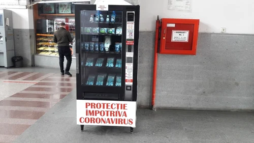 Automat cu produse sanitare în gara din Timişoara