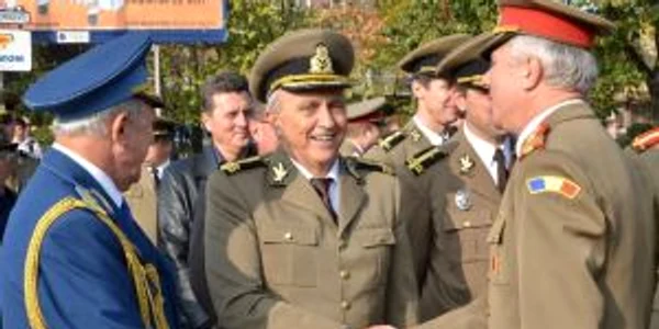 Mircea Cosma a venit la ceremonie în uniformă militară. Foto CJ Prahova