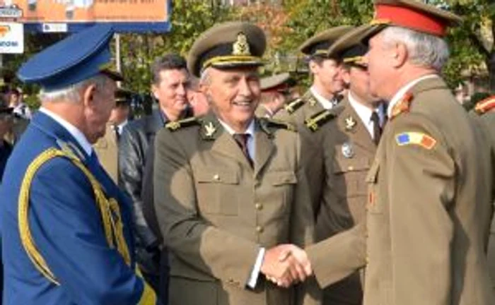 Mircea Cosma a venit la ceremonie în uniformă militară. Foto CJ Prahova