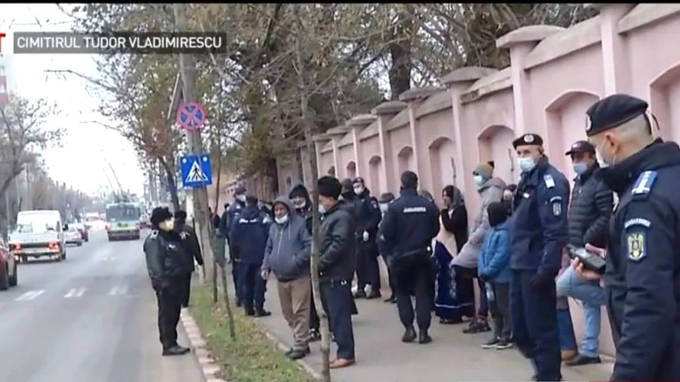 
    Nicolae Duduianu a fost înmormântat pe ascuns și zeci de oameni au fost opriți de jandarmi să intre în cimitirFoto: captura antena3.ro  