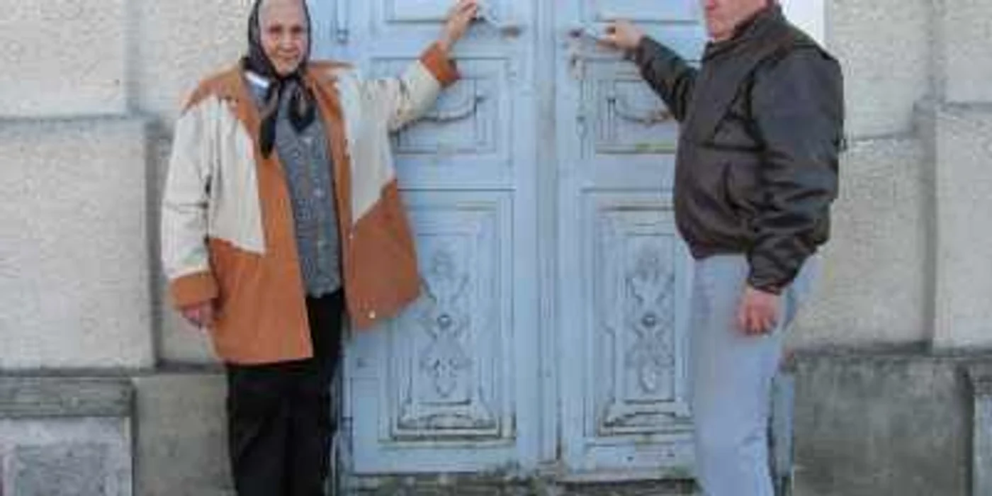 Mihai Riv și Drăghna Ioiat țin biserica închisă până când preotul Daniel Crecan va sluji din nou aici. 