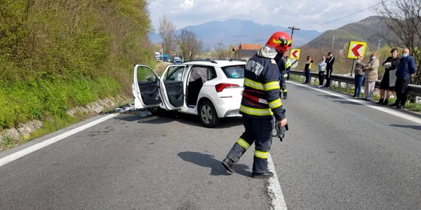 Accident cu cinci victime printre care şi un copil în urma unui impact frontal între două auto la Bujoreni Vâlcea pe DN7 - E81 Valea Oltului Foto Adevărul
