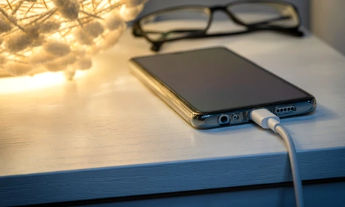 Cât este de sigur să îți lași telefonul la încărcat peste noapte, shutterstock jpg