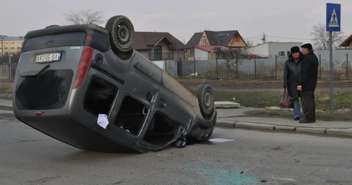 Maşina huşeanului s-a răsturnat pe cupolă